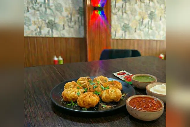 Crispy fried paneer momos with chutney and mayo