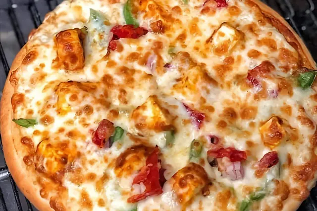 Cheese burst pizza loaded with paneer, tomato and capsicum